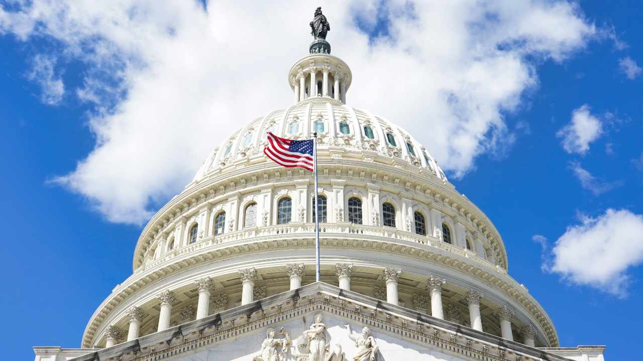 950K Contacts Back CLARITY Act as Coinbase CEO Says Bill Is Ready for Full Senate Vote